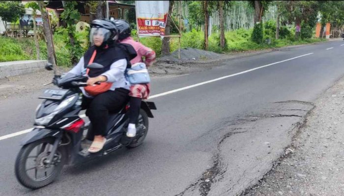 Meski Ada Ancaman Pidana, Dinas Bina Marga Ogah Perbaiki Jalan Rusak