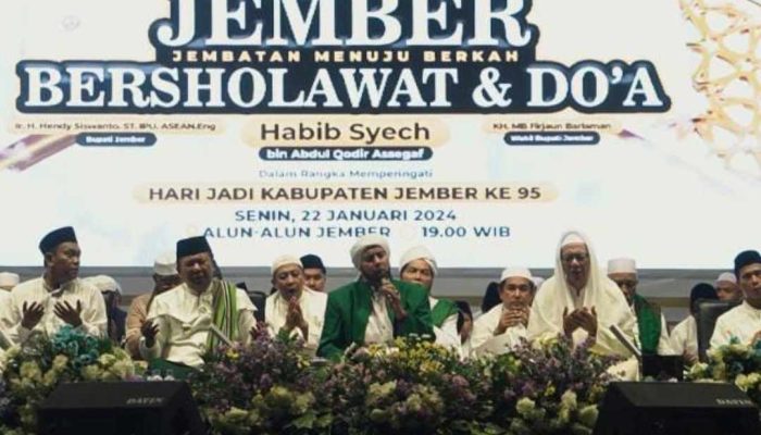 Ratusan Ribu Warga Ikuti Jember Berselawat Bersama Habib Syech