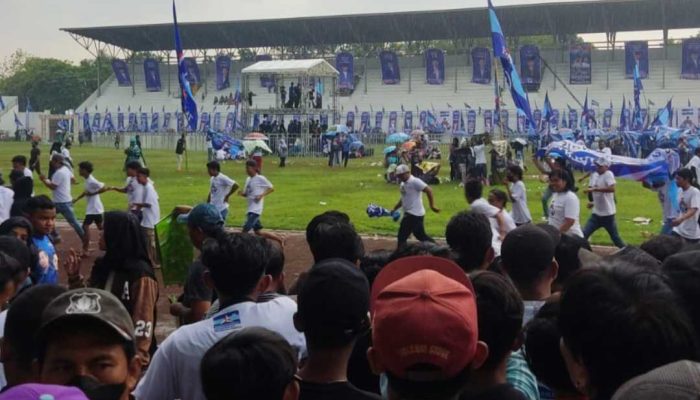 Kampanye Demokrat Diguyur Hujan, Warga Berlarian Berteduh