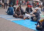 Ribuan Warga Surabaya Nikmati Awal 2024, di Pantai Kenjeran
