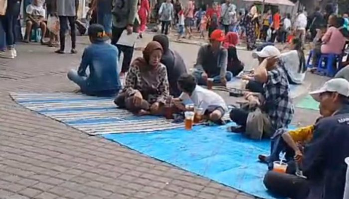Ribuan Warga Surabaya Nikmati Awal 2024, di Pantai Kenjeran