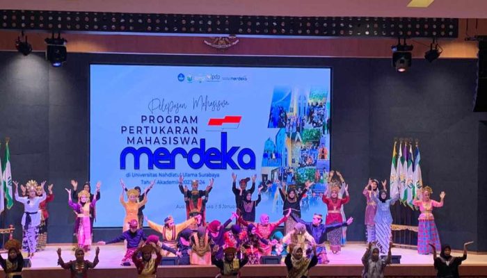 Baju Adat Warnai Pelepasan Program PMM Unusa