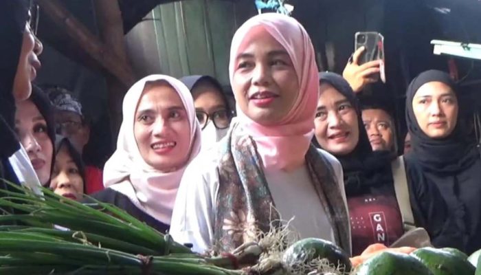 Akhiri Safari Politik di Jatim, Siti Atikoh Blusukan ke Pasar Tradisional Jombang