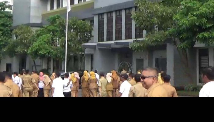 ASN di Jombang Berlarian Terlambat Ikut Apel Hari Pertama Kerja 2024, Puluhan Orang Bolos