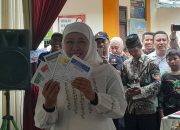 Didampingi 3 Jagoan, Khofifah Nyoblos di TPS 31