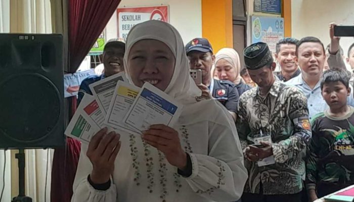 Didampingi 3 Jagoan, Khofifah Nyoblos di TPS 31
