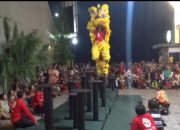 Atraksi Barongsai Hibur Warga di Kafe Jombang Saat Imlek