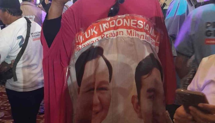Cak Pilus, Desain Baju Kelelawar Ikut Apel Akbar Prabowo Gibran