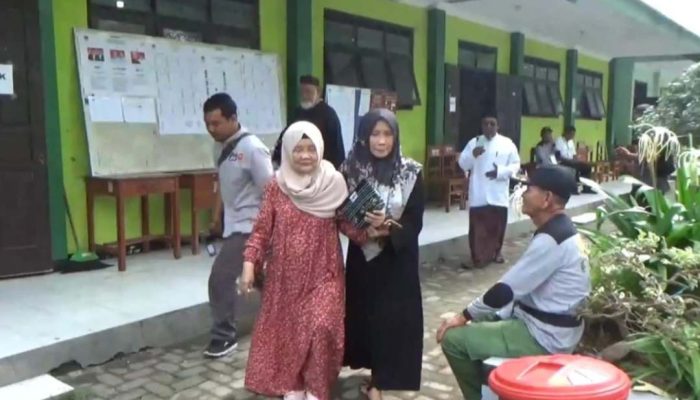 Melihat Semangat Ibunda Cak Imin Jalan Kaki Datangi TPS di Jombang