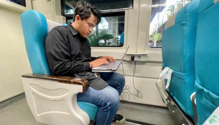 PT KAI Warning Aturan Penggunaan Stop Kontak di Kereta Api