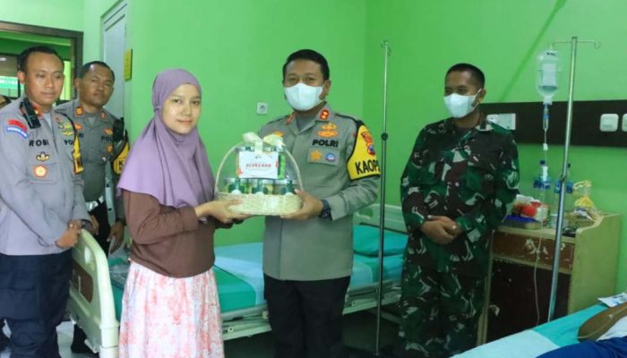 TNI, Polri, Bawaslu dan KPU di Ngawi Kompak Jenguk Petugas KPPS yang Sakit