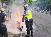 Petugas Polantas Sigap Padamkan Api Motor yang Terbakar di Jalan Mayjen Sungkono