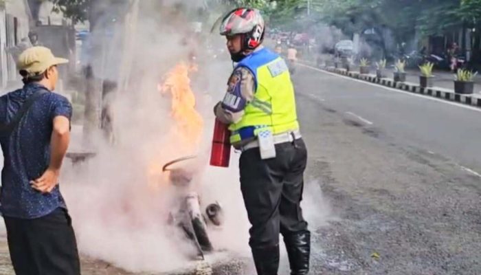 Petugas Polantas Sigap Padamkan Api Motor yang Terbakar di Jalan Mayjen Sungkono