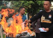 H-1 Pencoblosan, KPU Jombang Musnahkan 9.949 Surat Suara yang Rusak
