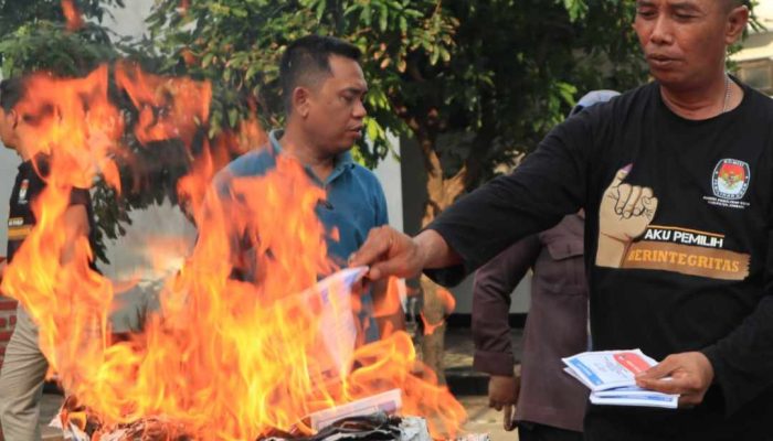 H-1 Pencoblosan, KPU Jombang Musnahkan 9.949 Surat Suara yang Rusak