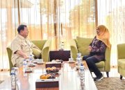 Bertemu Prabowo di Bandara Halim, Khofifah Sampaikan Pesan Ini