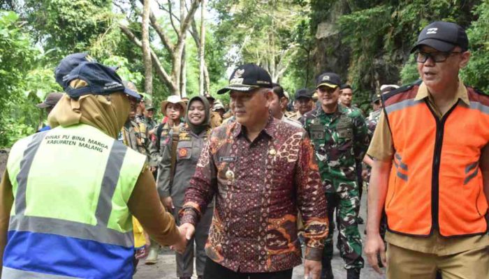 Akibat Curah Hujan Sangat Tinggi, Jalur Rajekwesi Kalipare – Donomulyo Malang Longsor