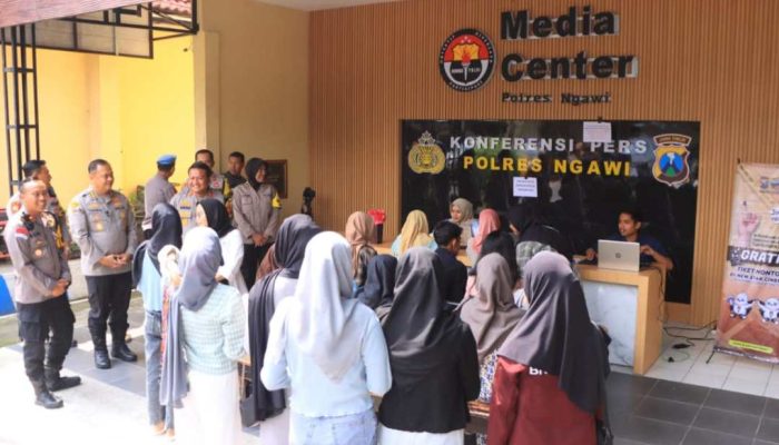 Asyiknya, Usai Nyoblos Ambil Tiket Nonton Gratis di Polres Ngawi