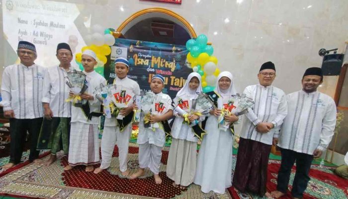 Wisuda Ilmu Tajwid TPQ Al-Haq Warnai Peringatan Isra Mi’raj