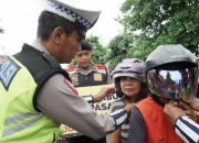 Beri Helm Gratis ke Pengguna Jalan, Polres Ponorogo Ajak Tertib Lalin