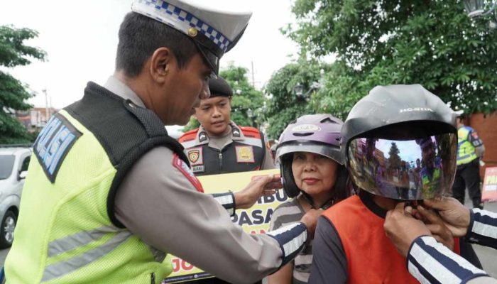 Beri Helm Gratis ke Pengguna Jalan, Polres Ponorogo Ajak Tertib Lalin