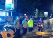 Jalan Raya di Kwadungan Banjir, Polres Ngawi Alihkan Arus Lalu Lintas