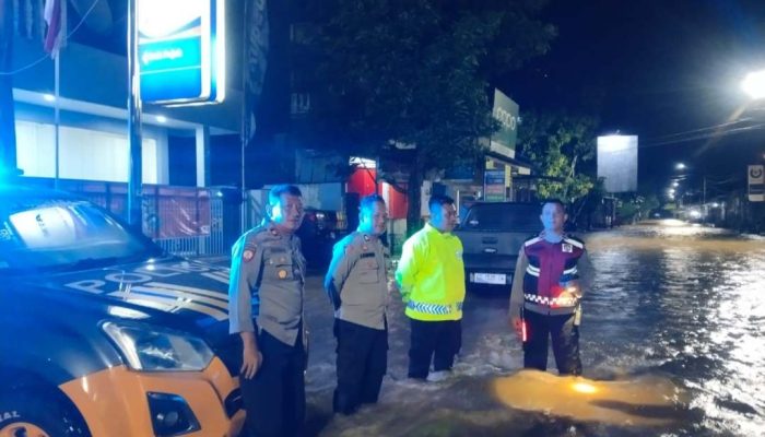 Jalan Raya di Kwadungan Banjir, Polres Ngawi Alihkan Arus Lalu Lintas