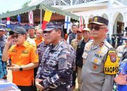 Kapolda Jatim Dampingi Kepala Staf TNI AL Serahkan Bantuan ke Warga Bawean Terdampak Gempa