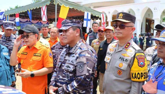 Kapolda Jatim Dampingi Kepala Staf TNI AL Serahkan Bantuan ke Warga Bawean Terdampak Gempa