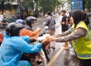 Raih Berkah Ramadan Satlantas Polres Perak Berbagi Takjil