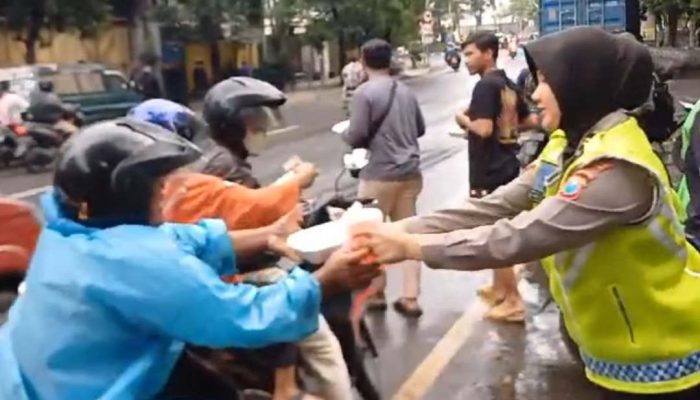 Raih Berkah Ramadan Satlantas Polres Perak Berbagi Takjil