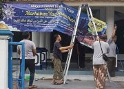 Tradisi Kerja Bakti Bersih-bersih Masjid Umar Bin Khattab Semolowaru Sambut Ramadan