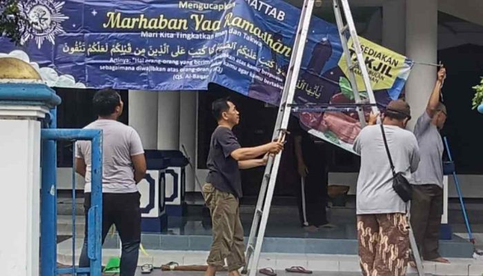 Tradisi Kerja Bakti Bersih-bersih Masjid Umar Bin Khattab Semolowaru Sambut Ramadan