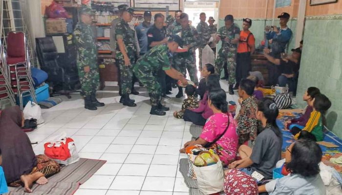 Danrem 081 DSJ Bantu Pengungsi Korban Banjir di Madiun