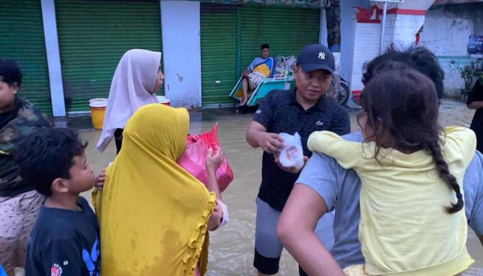 Tak Menunggu Dilantik, Nurul Huda Caleg Terpilih Ini Bagi Ratusan Takjil ke Korban Banjir