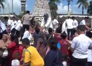 Keseruan Warga Jombang Berebut Gunungan Apem, Pj Bupati: Megengan Sambut Ramadan
