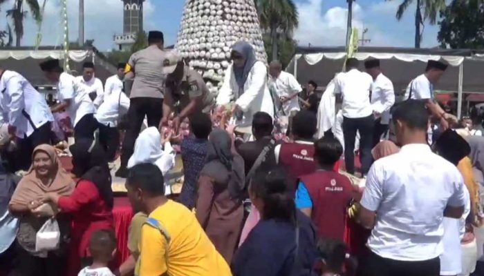 Keseruan Warga Jombang Berebut Gunungan Apem, Pj Bupati: Megengan Sambut Ramadan