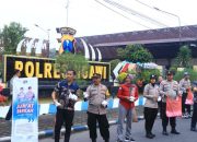 Polres Ngawi Bagikan Ratusan Nasi Bungkus di Jumat Berkah