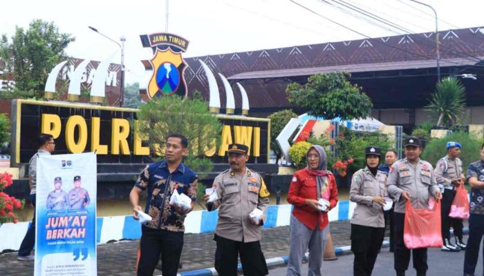 Polres Ngawi Bagikan Ratusan Nasi Bungkus di Jumat Berkah
