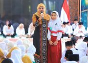 Ini Tausiyah Ketua PP Muslimat NU Khofifah, di Acara Santunan 800 Anak Yatim se-Kota Kediri