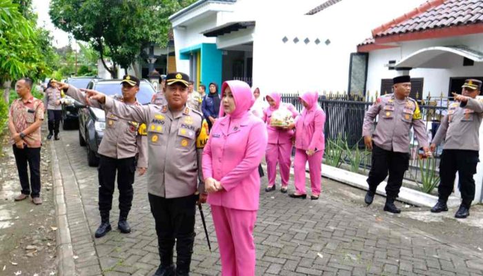 Kapolres dan Ketua Bhayangkari Ngawi Kunjungi Anggota Terdampak Banjir