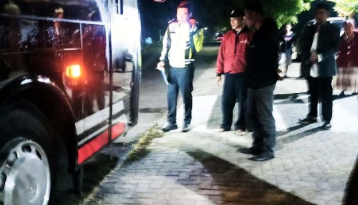 Braak ! Bus Parkir Ditabrak, Lengan Patah