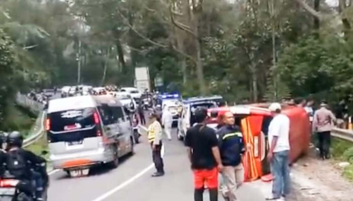 Isuzu Elf Terguling di Jalur Wisata Sarangan, 10 Penumpang Terluka