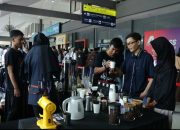 KAI Daop 8 Surabaya Bagikan Ribuan Cup Kopi Gratis dan Diskon Tiket 20 Persen