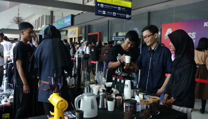KAI Daop 8 Surabaya Bagikan Ribuan Cup Kopi Gratis dan Diskon Tiket 20 Persen