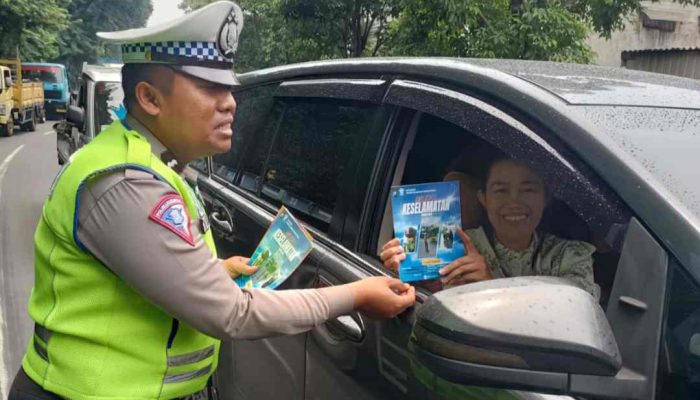 OPK Semeru 2024 Polres Pelabuhan Tanjung Perak Sebar Brosur