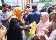 Ketum Muslimat NU Khofifah Gelar Pasar Murah Bagi Warga Wonocolo