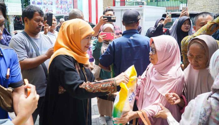 Ketum Muslimat NU Khofifah Gelar Pasar Murah Bagi Warga Wonocolo