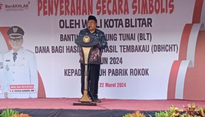 Secara Simbolis Wali Kota Blitar Serahkan BLT DBHCHT ke Tenaga Buruh Rokok