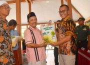 Pj Bupati Bondowoso Beri 65 Poktan Benih Padi Gratis